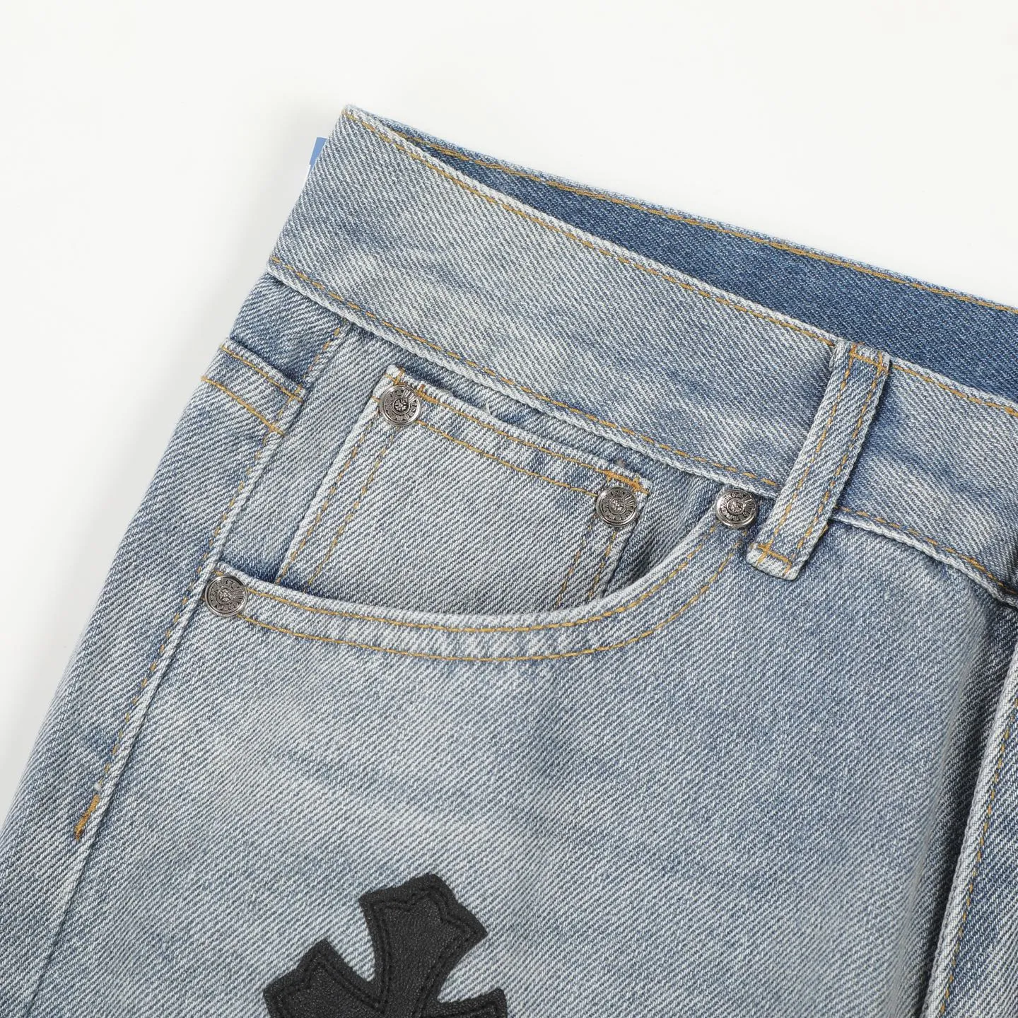 P240 Chromehearts washed blue leather jeans, ceiling-level jeans, a pair is hard to find at the counter‼ ️About Zangyin✅This is an extremely luxurious fashion brand that can also be called the aristocracy of the high street. It has always been an exclusive brand for some hipsters or rich second generations. The color of this model is already very eye-catching by using a unique washed material. It is decorated with pink patch cross flowers, which cleverly highlights the charm of the brand. Secondly, this model adopts a classic high-waist cut design, which highlights the long legs and fashionable temperament of the upper body. The brand is highly recognizable and the slim-fitting configuration is more suitable for daily wear. The personality will be fashionable and the specifications can be seen at a glance. Materials and technology ✅ Needless to say, this point goes without saying. As an excellent craftsman brand, Zangyin's requirements for details and craftsmanship are really perfect. The washed color of this model has gone through a lot of processes, not to mention the embellishment of the denim appliqués. It is also purely handmade and sewn. Just like what they believe in, only handmade things have soul and have the meaning of wearing. A top-notch heavy-duty fashionable denim item, recommended by both hands‼ ️ Size: 28/30/32/34/36 Waist: 69/74/79/84/89 Pants length: 102/103/104/105/106